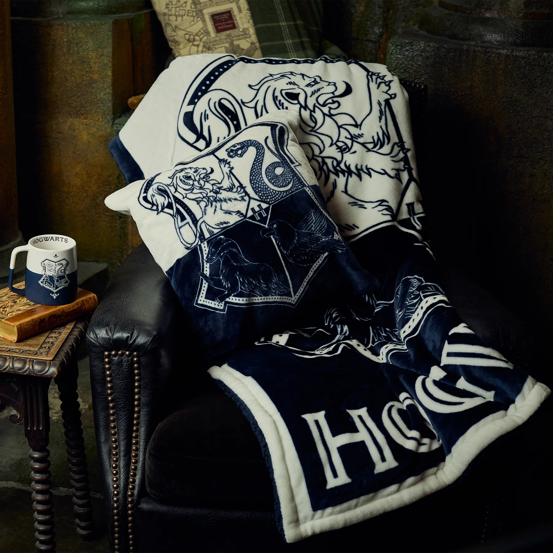 Hogwarts Crest Blanket - Image 2